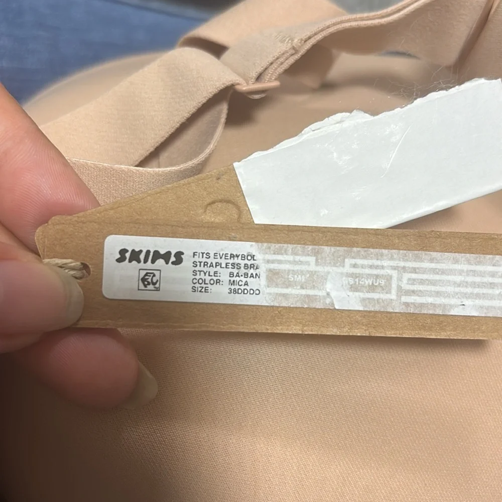 SKIMS Strapless Nude Seamless Bra - Picture 4 of 4